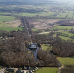 842215 Luchtfoto van kasteel Renswoude met het omliggende landschapspark (Dorpsstraat 3) te Renswoude, vanuit het westen.